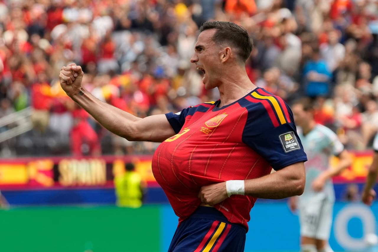 El goleador, Fabián Ruiz, festeja su gol a Bélgica.