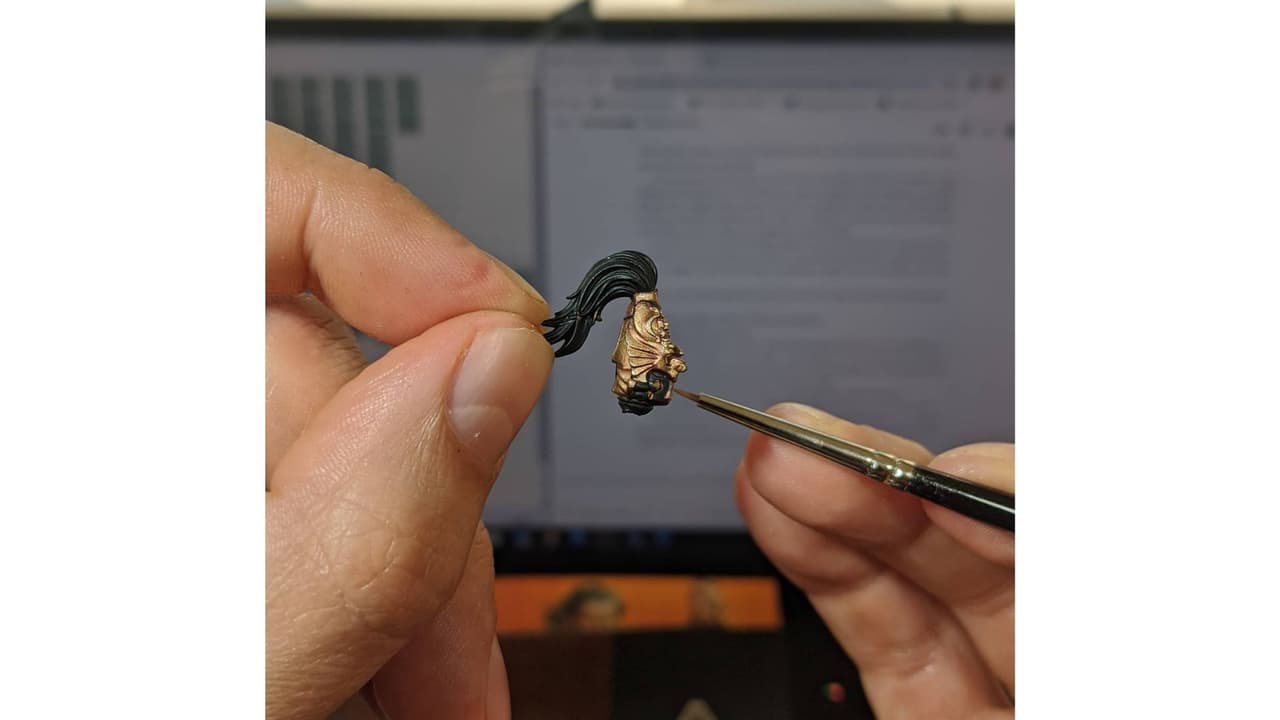 El 12 de abril de 2022 Cavill compartió en Instagram que su pasatiempo de toda la vida es pintar las figuras miniatura de Warhammer.