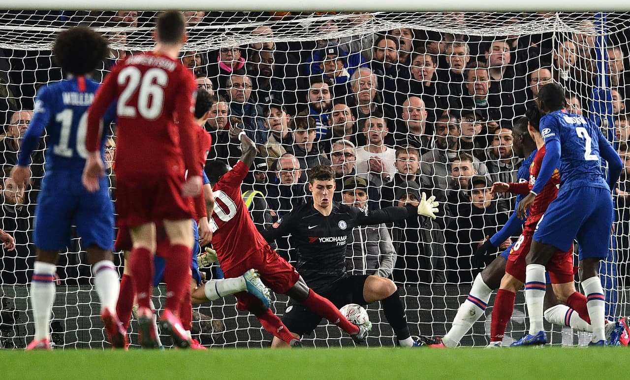 Arrizabalaga atajando un tiro de Sadio Mane en el Stamford Bridge.