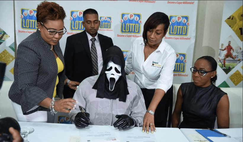 Ganó 158 millones en lotería y prefirió ocultar su identidad yendo disfrazado a recoger el cheque