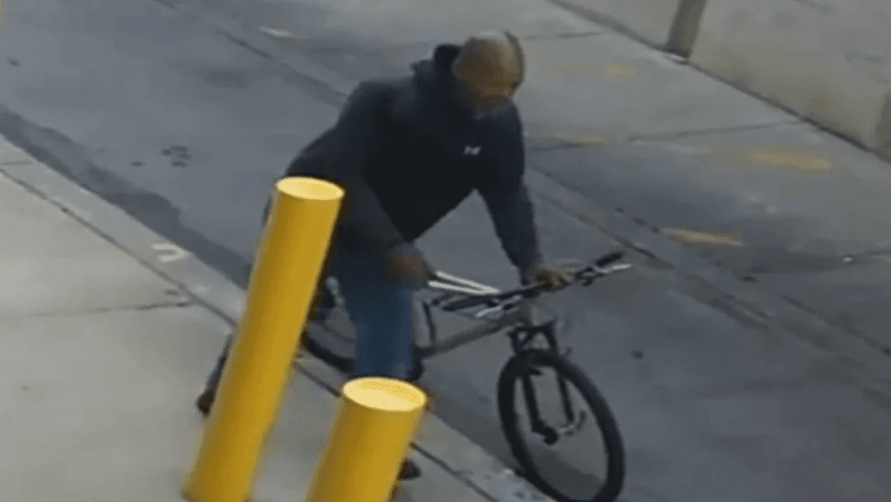 Autoridades buscan a sospechoso de robar bicicleta militar valorada en $ 100K