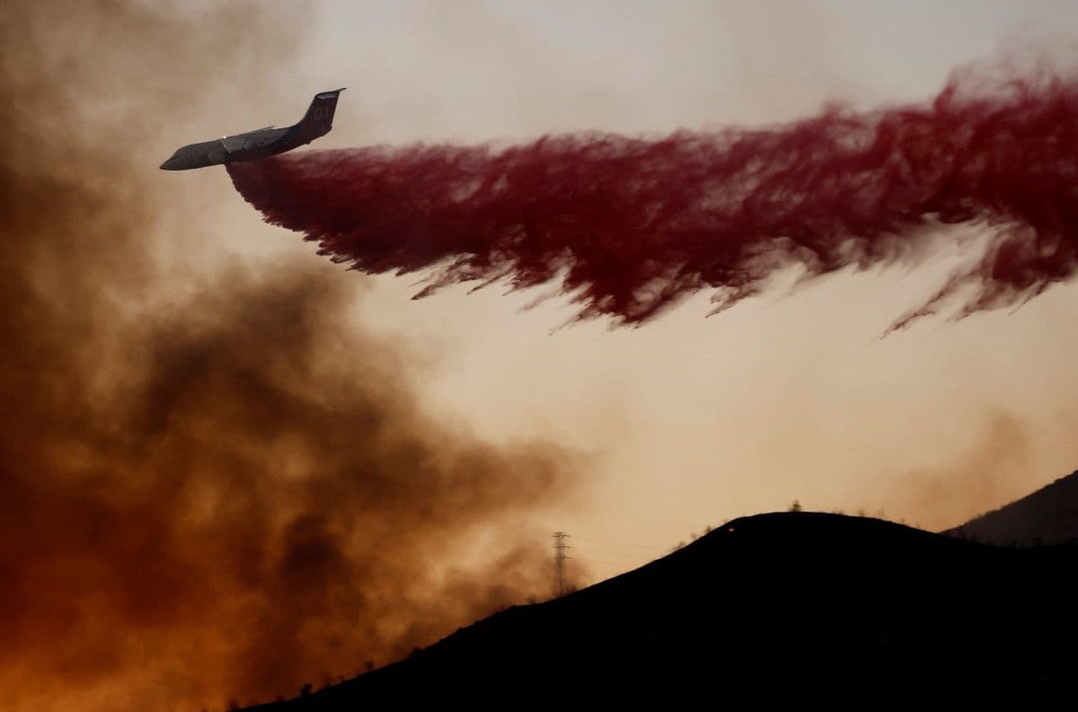 Un avión de extinción de incendios arroja retardante frente al incendio Bryson el 15 de octubre de 2026 en Malibú, California. Los bomberos luchan contra el incendio Bryson, que ha arrasado más de 100 acres y no está contenido en absoluto, mientras que gran parte del condado de Los Ángeles se encuentra bajo alerta roja por fuertes vientos de Santa Ana, altas temperaturas y baja humedad pronosticadas en la zona hasta el sábado.