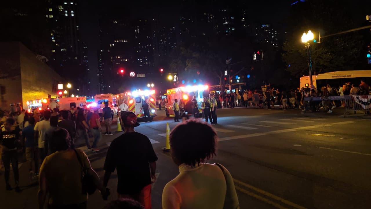 Una estampida en Navy Pier dejó múltiples heridos, los cuáles aún no han sido contados. Según información preliminar, tres personas fueron apuñaladas. Este incidente sucedió momentos después de que terminara el espectáculo de fuegos artificiales.