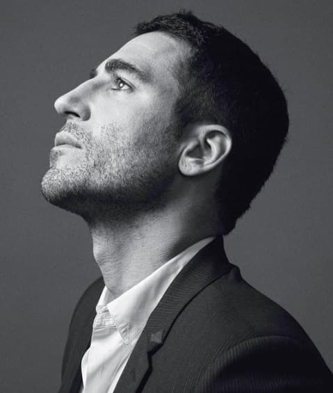 El apuesto y musculoso actor llega a la pantalla de UniMás para enamorarnos como ‘Alberto Márquez’ en la serie Velvet. Aquí te dejamos con las mejores del galán español más deseado por todas.