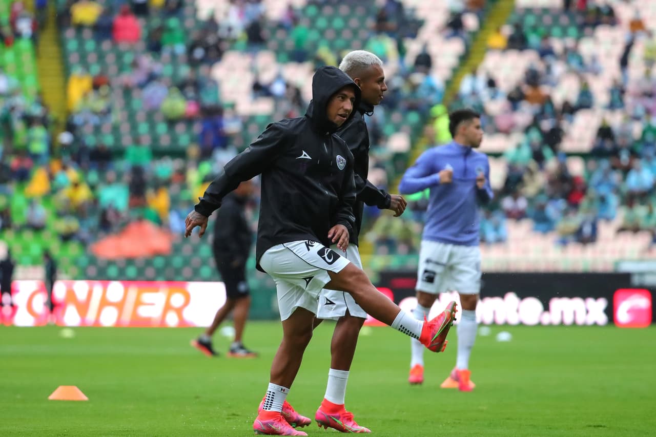 Tras poco más de media hora de retraso, la lluvia paró y los jugadores comenzaron a calentar sobre una cancha un tanto encharcada.