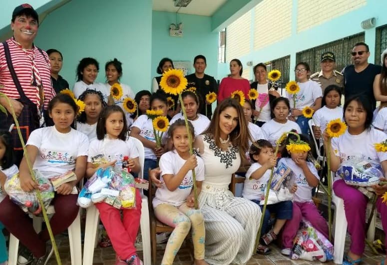 Ninel Conde viajó a Perú para visitar y entregar ayuda a niños pobres