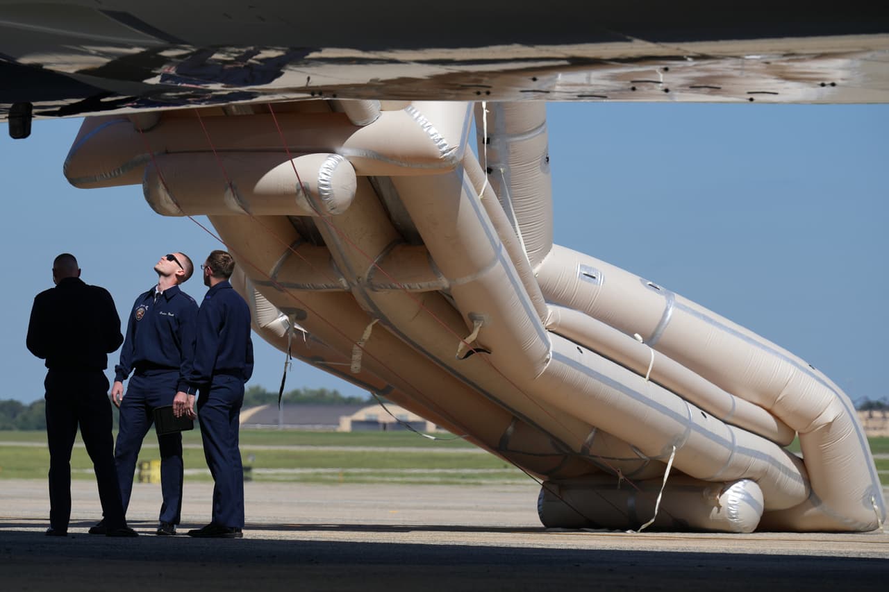 Personal de la Fuerza Aérea de EE. UU. supervisa un tobogán inflable de emergencia desplegado en el Air Force One antes de la llegada del presidente Donald Trump para embarcar en la Base Conjunta Andrews, Maryland, el miércoles 9 de septiembre de 2026.