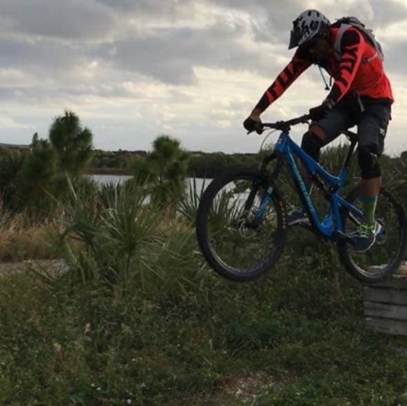 Johnny probando bicicletas para mejorar. (Noviembre 7, 2016)