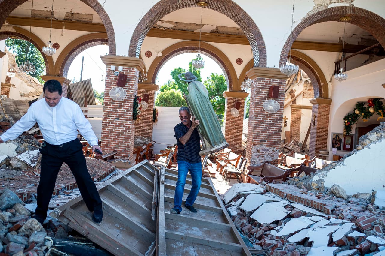 La iglesia Inmaculada Concepcion de Guayanilla, al sur de la isla, sufrió graves destrozos. Asimismo, una de las principales centrales eléctricas del país, cercana al epicentro, sufrió daños en el temblor, indicó la empresa estatal eléctrica. Las autoridades esperaban restaurar el suministro eléctrico a lo largo del día, según dijo su director.