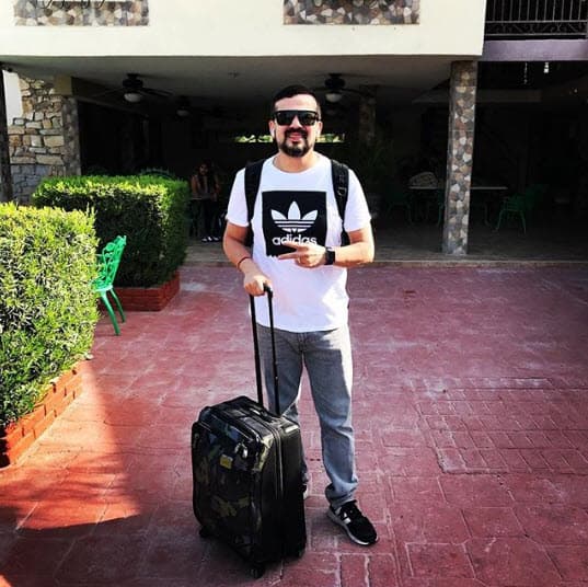 Aunque Cruz no es el padre biológico de Melenie Carmona, tiene muy buena relación con ella y forman una feliz familia.