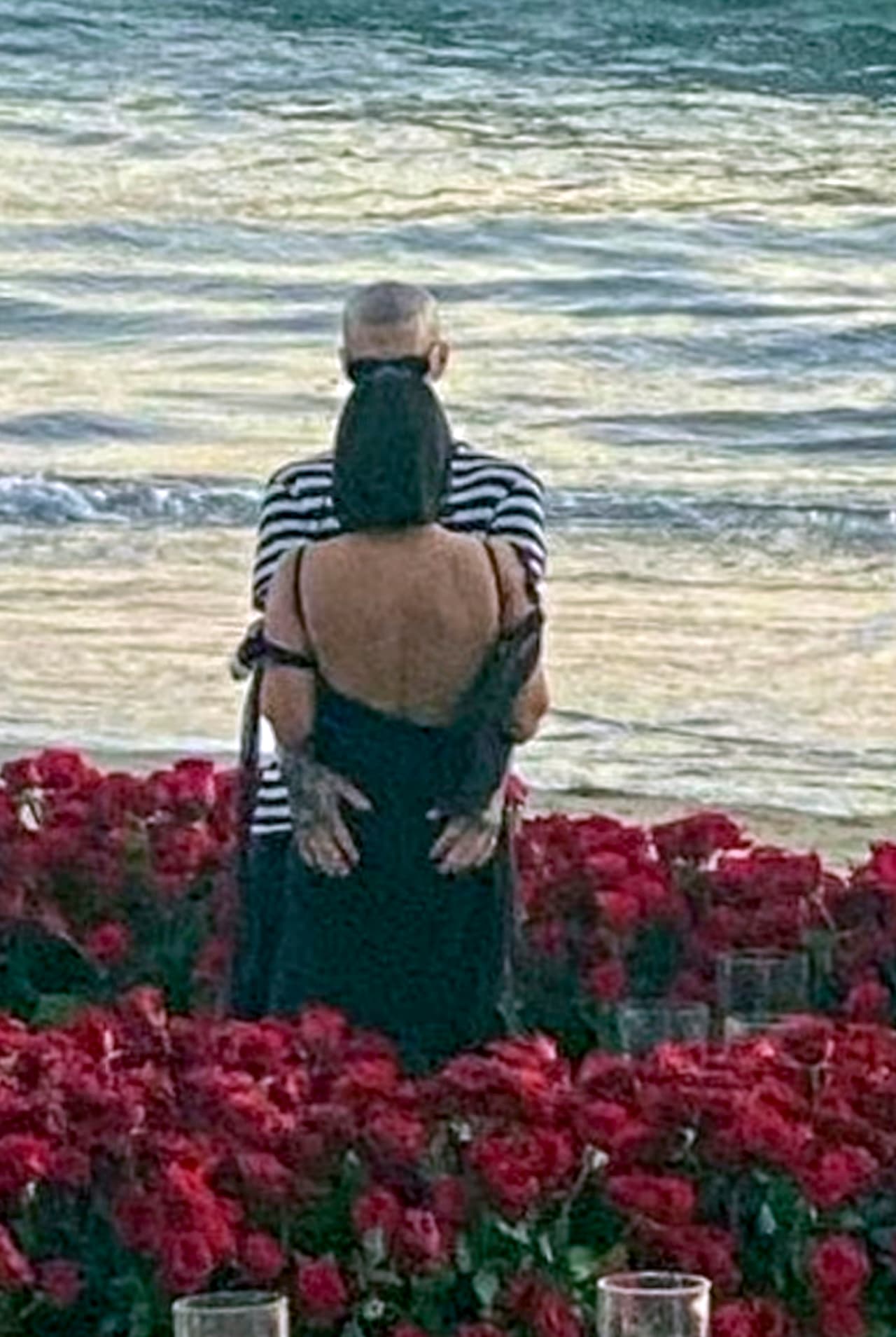 Otro informante de ese medio afirmó que Kim Kardashian, Kris Jenner y Corey Gamble también presenciaron la propuesta.
<br>