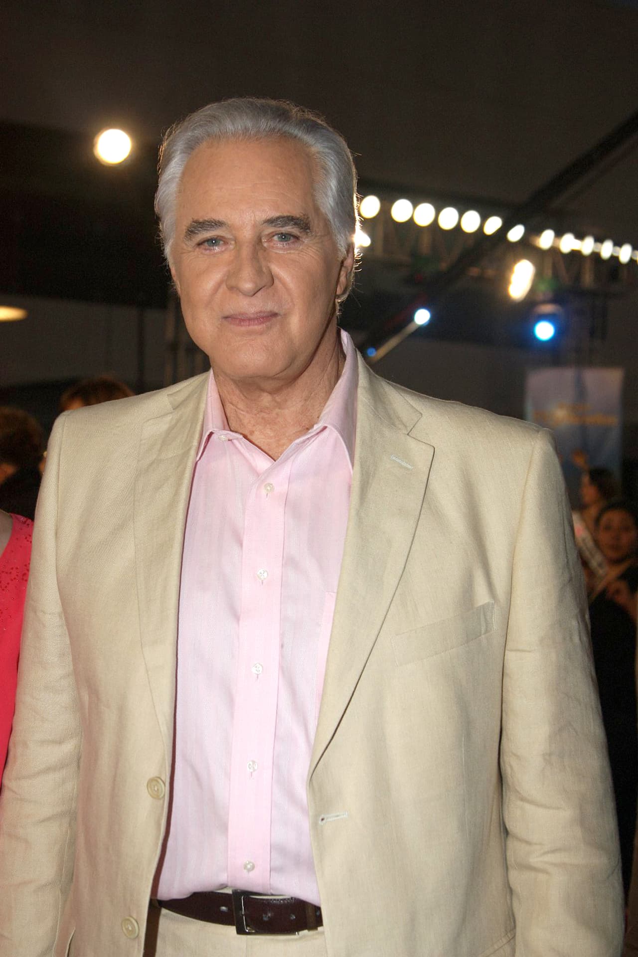 Su participación en ‘El Chavo del 8’ fue algo parecido al de Héctor Bonilla, entró a la vecindad porque un neumático se ponchó. Al verlo entrar, los personajes del programa se sorprenden de ver al famoso interpretándose a él mismo.