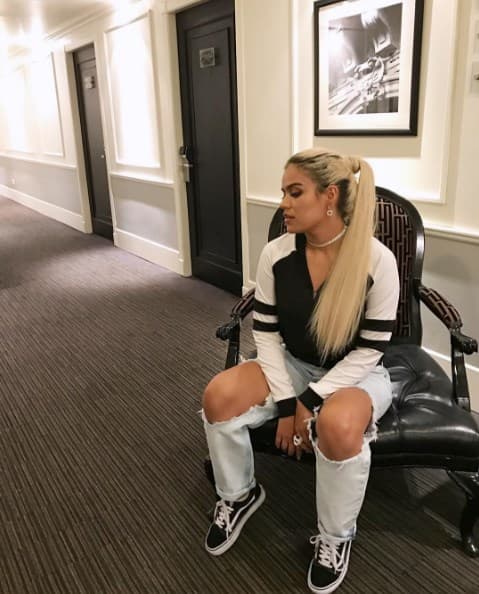 La cola de caballo es muy fácil de hacer y te hará lucir arreglada sin tanta formalidad.