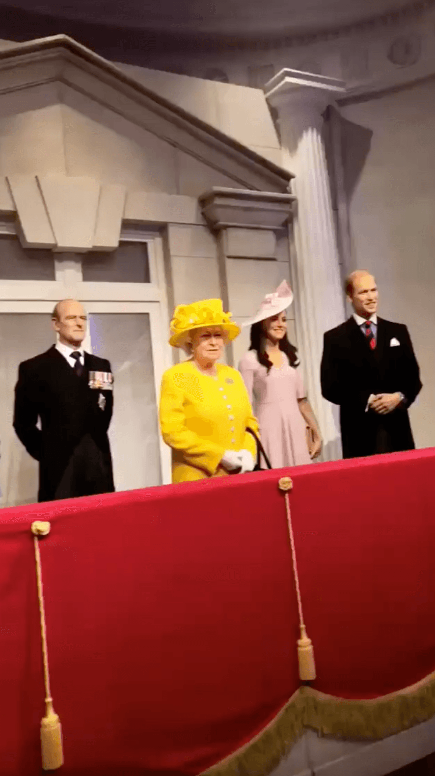 Forman parte de la exhibición, la reina Isabel II; Felipe, el duque de Edimburgo; el príncipe Carlos; Camila, la duquesa de Cornualles; el príncipe William y Kate Middleton.