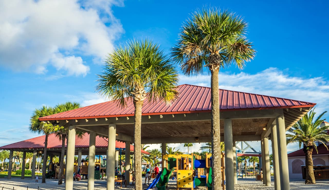 Dentro de Pier 60 también está un parque infantil sobre arena donde los padres pueden sentarse a descansar mientras sus niños disfrutan.