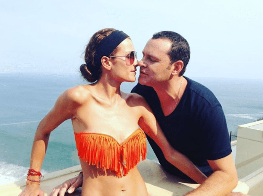 El mejor regalo para comenzar con la celebración, un beso de su esposa Cristy Bernal, su compañera de vida.