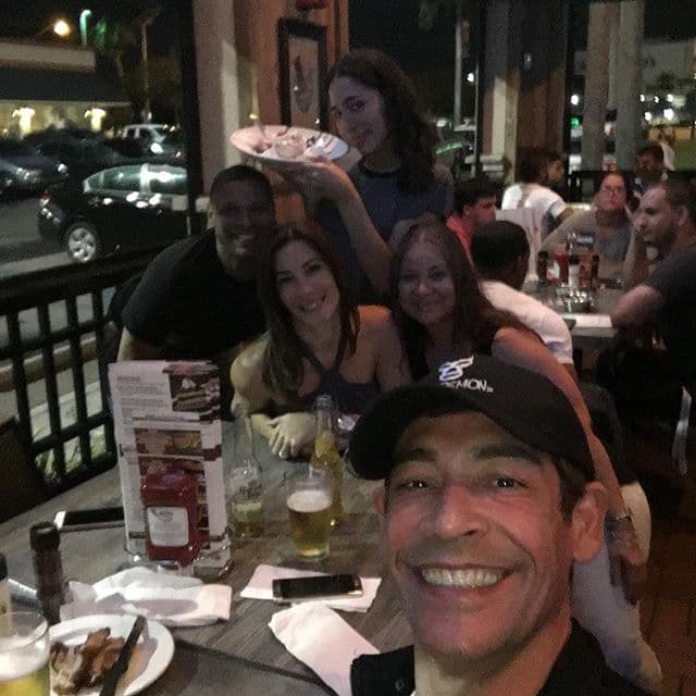 ¡Disfrutando entre amigos! Es momento de divertirse y Johnny lo sabe. (Marzo 18, 2016)