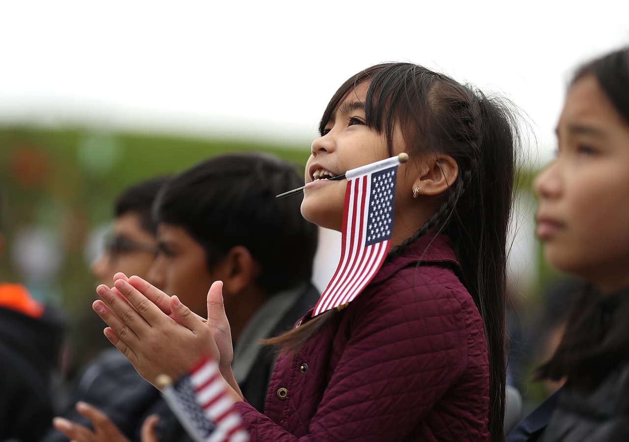 Feona Frej Mojado, de 7 años, aplaude en la ceremonia de ciudadanía.