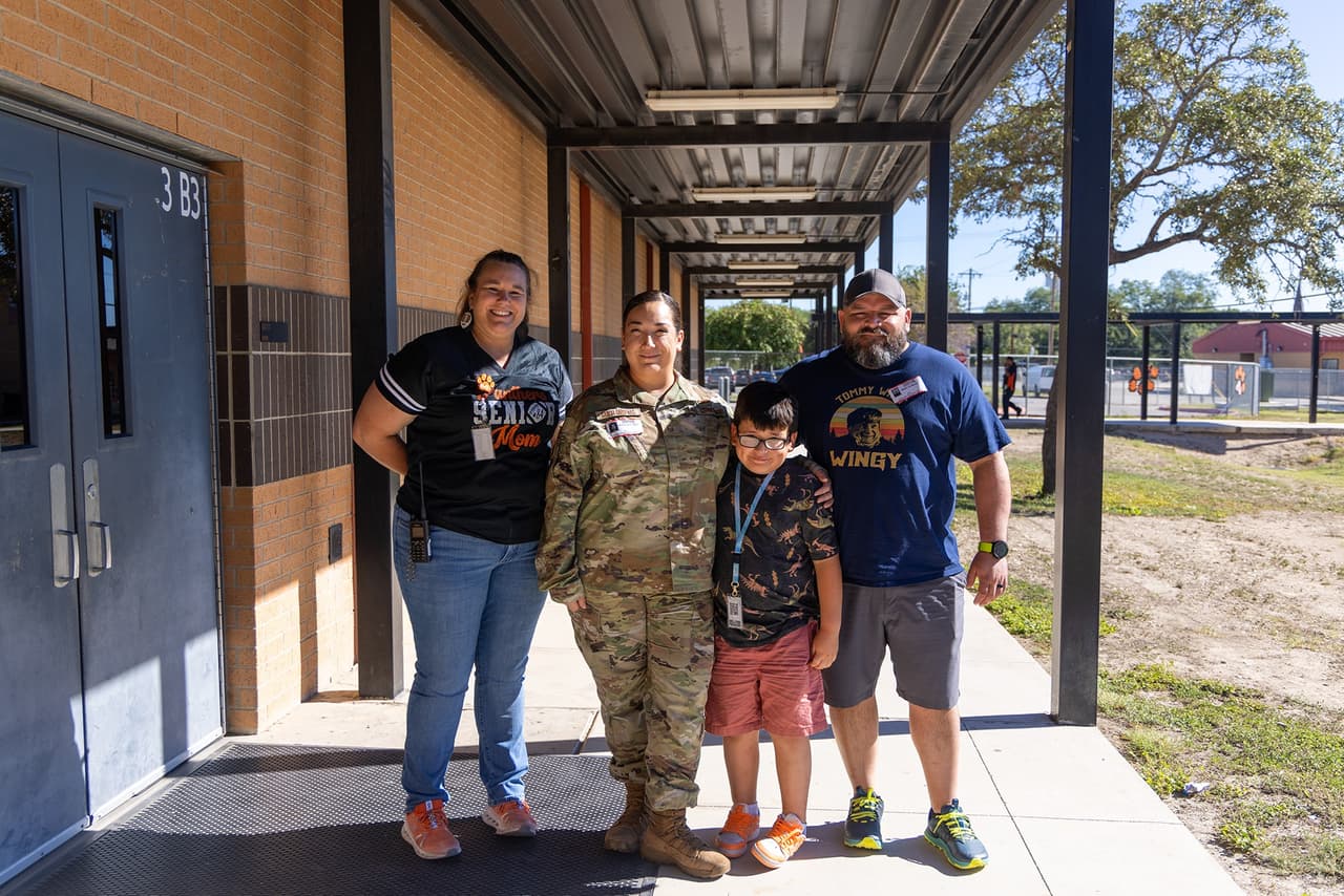 Es común que escuelas en Estados Unidos los veteranos que son padres de familia hagan visitas sorpresa a sus pequeños.