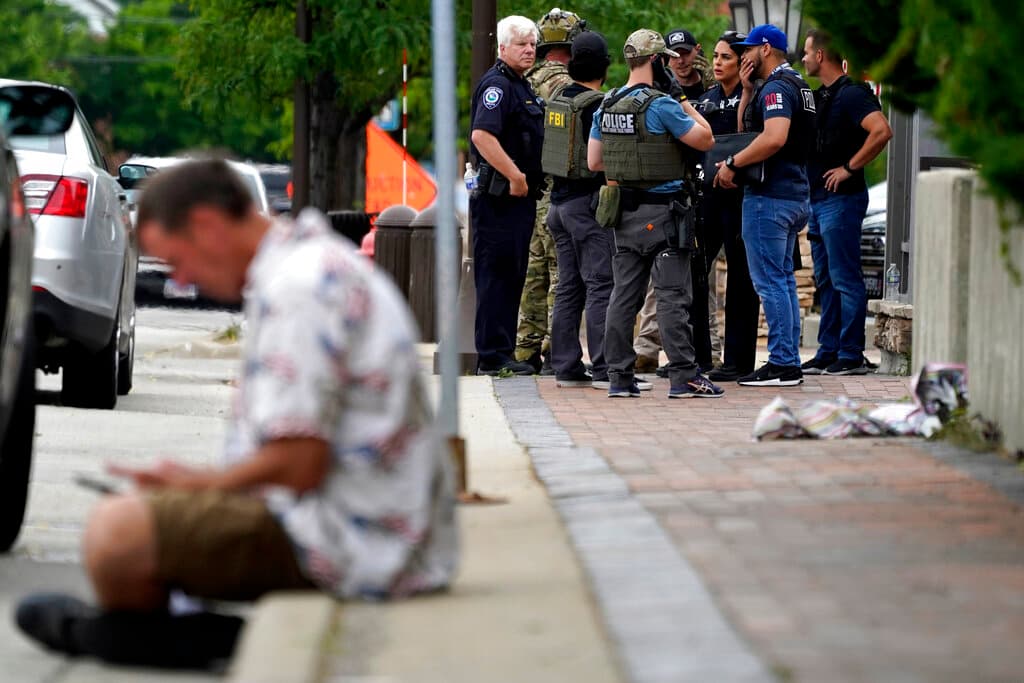 <a href="https://www.univision.com/local/chicago-wgbo/tiroteo-highland-park-chicago-atacante-profugo">Las fuerzas de seguridad buscan al atacante</a> después de un tiroteo masivo en el desfile del 4 de julio en el centro de Highland Park.