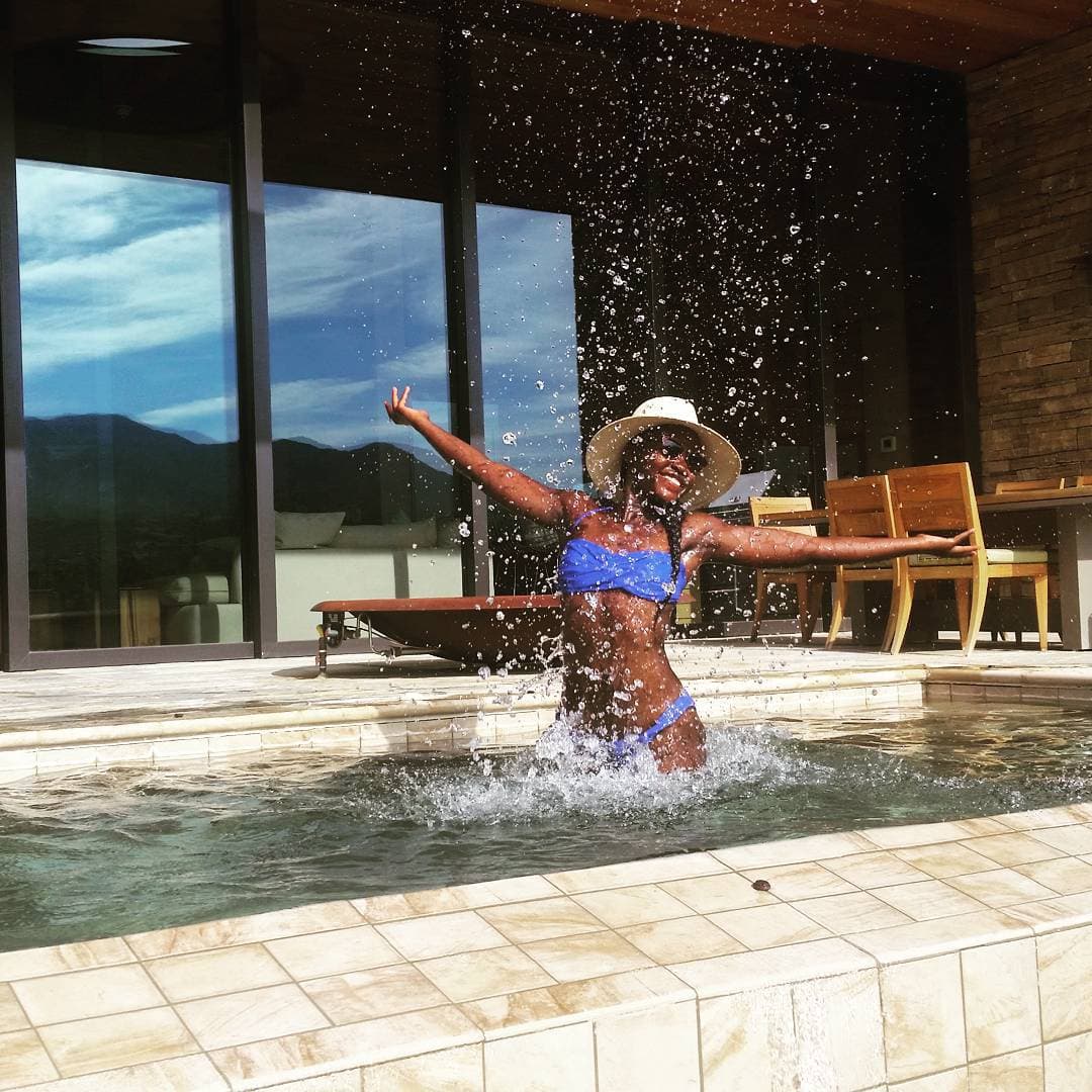 Lupita Nyong'o en bikinazo azul.