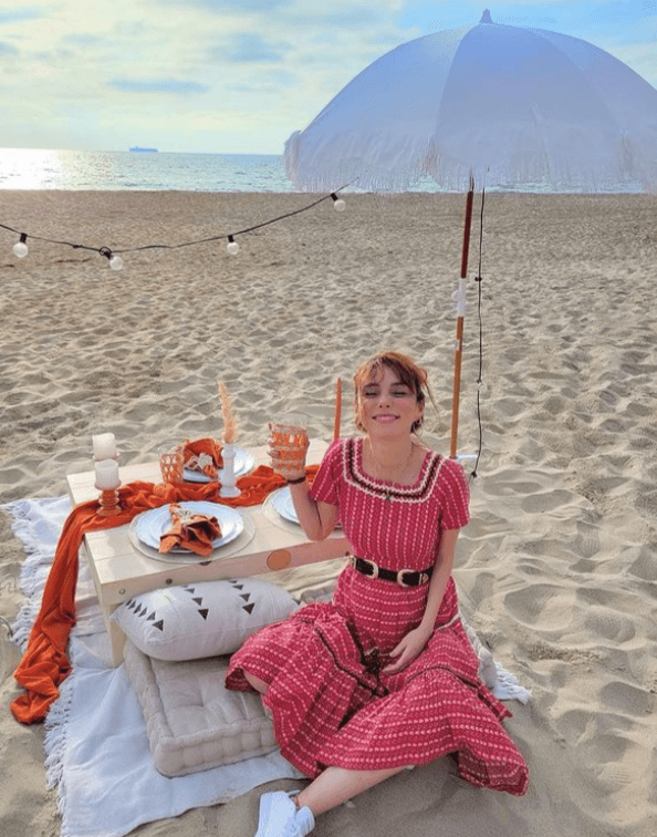Durante la primera semana de octubre viajó a Los Ángeles y festejó
<a href="https://www.univision.com/famosos/natalia-tellez-tuvo-su-primer-baby-shower-con-un-picnic-en-la-playa-fotos">su primer baby shower</a> en la playa. Por su tiempo de gestación, se espera que la bebé nazca en febrero de 2022.