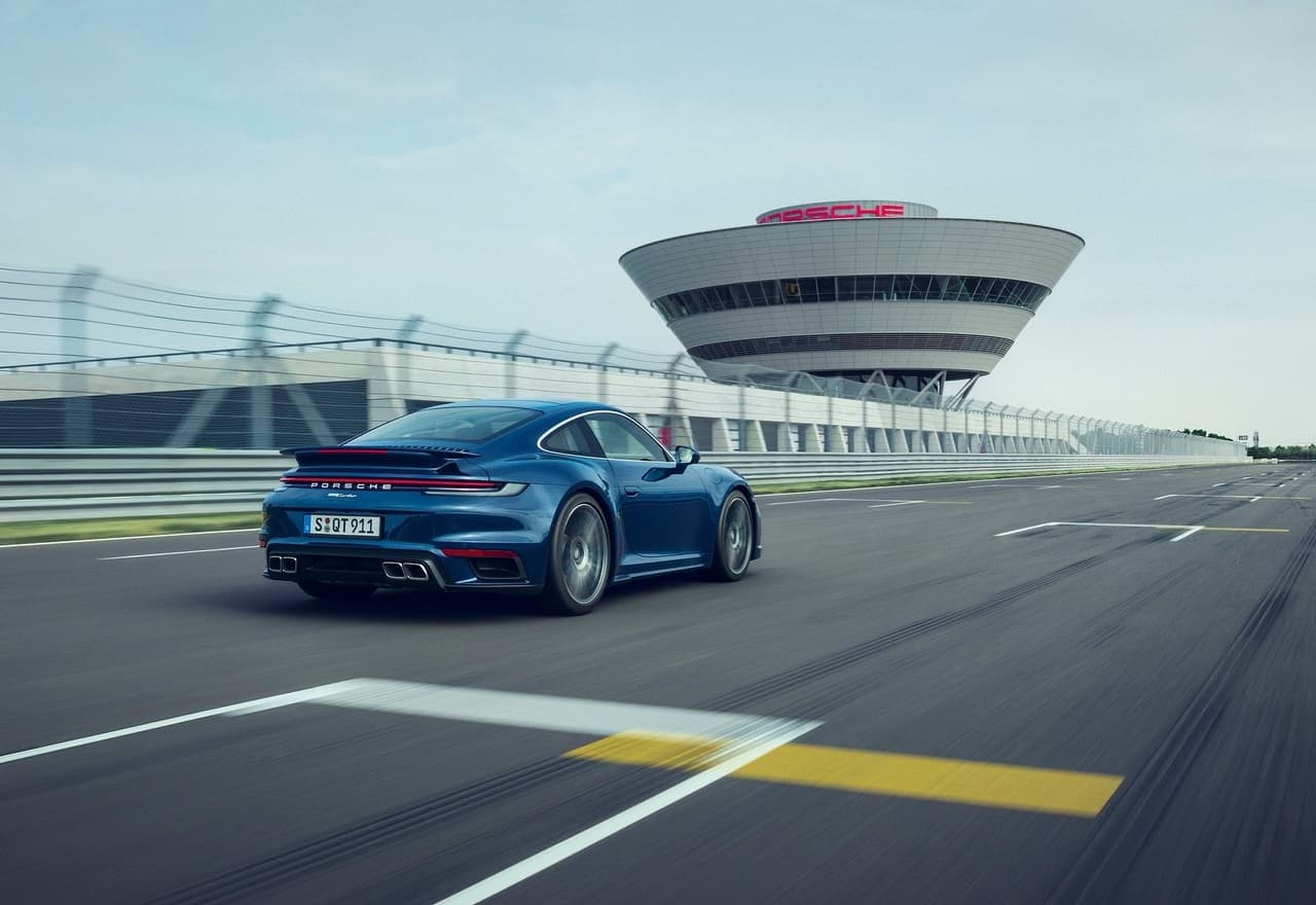 Las nuevas unidades del Porsche 911 Turbo gozan de un aumento de potencia y de una apariencia más musculosa que su edición anterior, esto gracias a varios ajustes en su motor y a que su carrocería fue ensanchada.