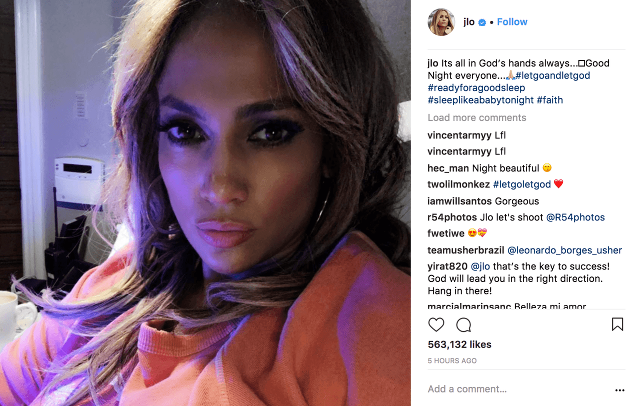 "Todo siempre está en las manos de Dios", escribió Jennifer López antes de irse a dormir. Sin embargo, hay varias cosas que no entendemos de la publicación. En primer lugar, JLo da las buenas noches a sus fans a las 7 a. m. hora del este. Ese detalle es tan extraño que uno de sus fans preguntó que si ella dormía con maquillaje, pero el detalle va más allá: ¿será que JLo está en Australia, Rusia o China, donde anochecía a esa misma hora? Es poco probable, dado que el 27 de enero de 2017 se presentará junto a Maluma y Luis Fonsi en el
<b><a href="https://www.stubhub.com/jennifer-lopez-tickets/performer/520935/?keyword=1000948450_c&gcid=C12289X486&creative=190784686980&gclid=CMG_w_PO89gCFVFJgQodtA0Juw&gclsrc=ds">T-Mobile Arena</a></b>, en Las Vegas. Menos mal, tenemos otras pruebas que nos dicen dónde se encontraba JLo a esa hora.