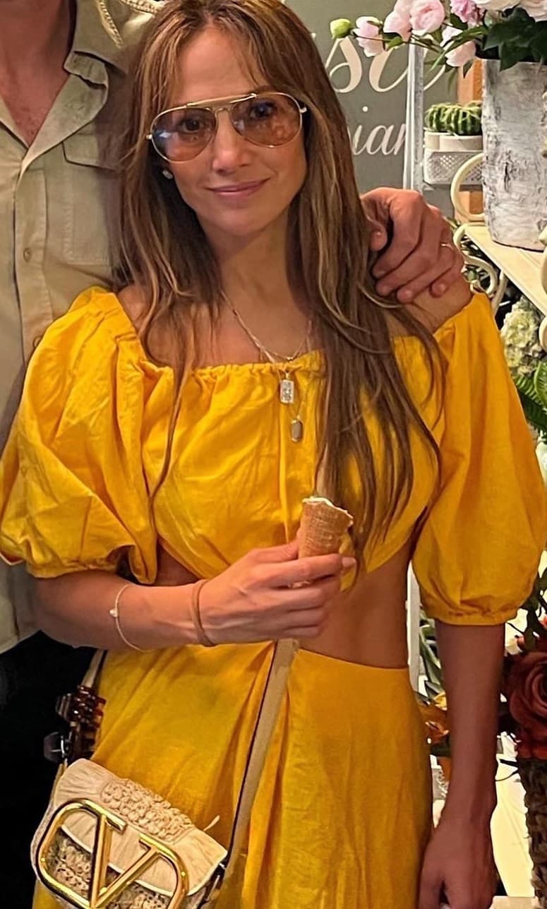 Ese día, Jennifer López, con todo y helado en mano, traía puesto un deslumbrante vestido amarillo de la firma FARM Rio,
<b>con precio de 204 dólares</b>, de acuerdo con el Daily Mail.
<br>