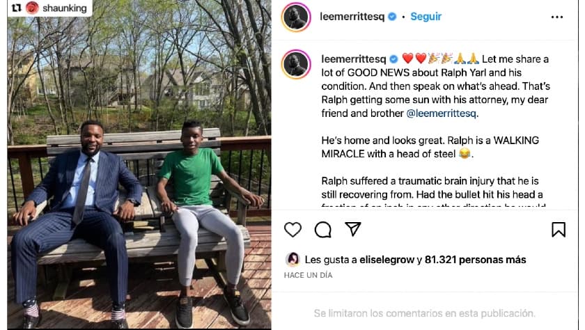 El abogado Lee Merritt, izquierda, y Ralph Yarl, quien recibió dos disparos por parte de un hombre blanco de 84 años, en su casa de Kansas City, Missouri.