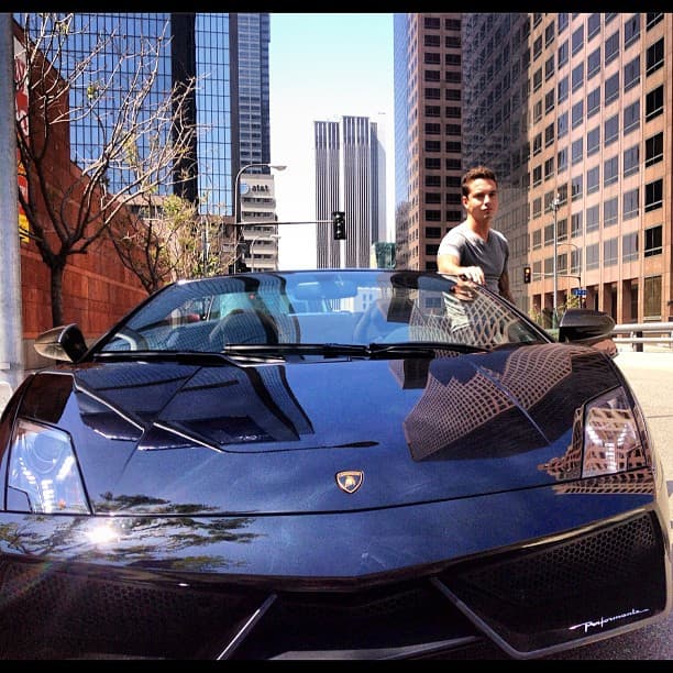 Otro colombiano,
<b> J Balvin,</b> también es parte de esta galería, siendo uno de los varios cantantes de reggaetón aficionados a
<b>Lamborghini</b>. El hombre de Medellín eligió este espectacular
<b>Gallardo</b> para su garaje.