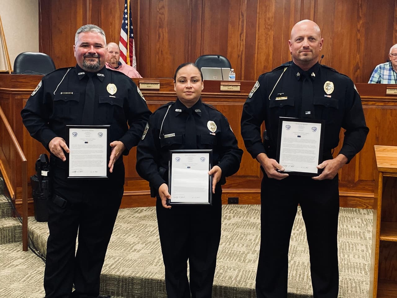 Reconocen a oficiales por encontrar a una menor.