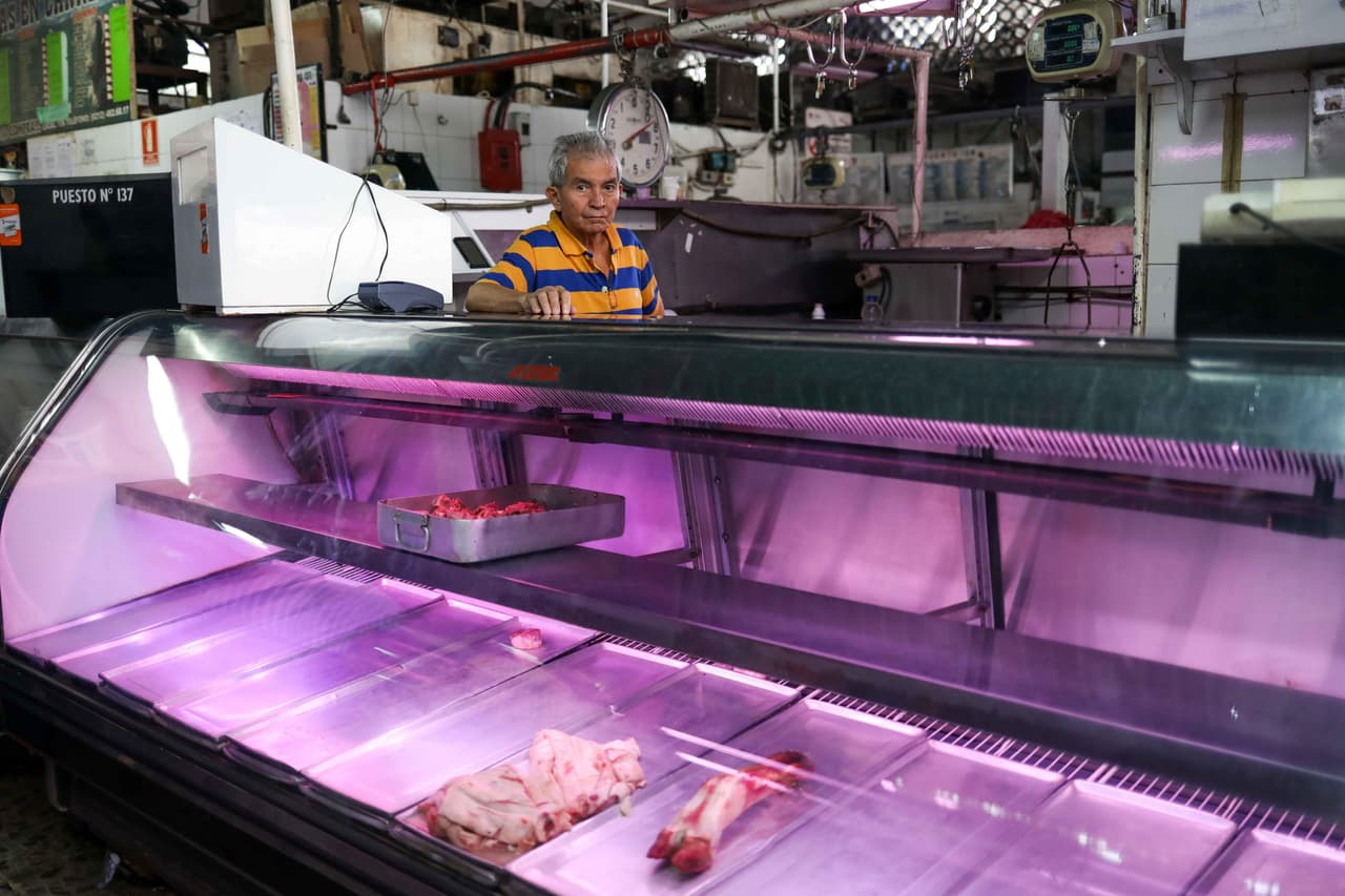 Policías "apuntando con armas a bodegueros y carniceros": el plan económico de Maduro acaba con 200 comerciantes detenidos