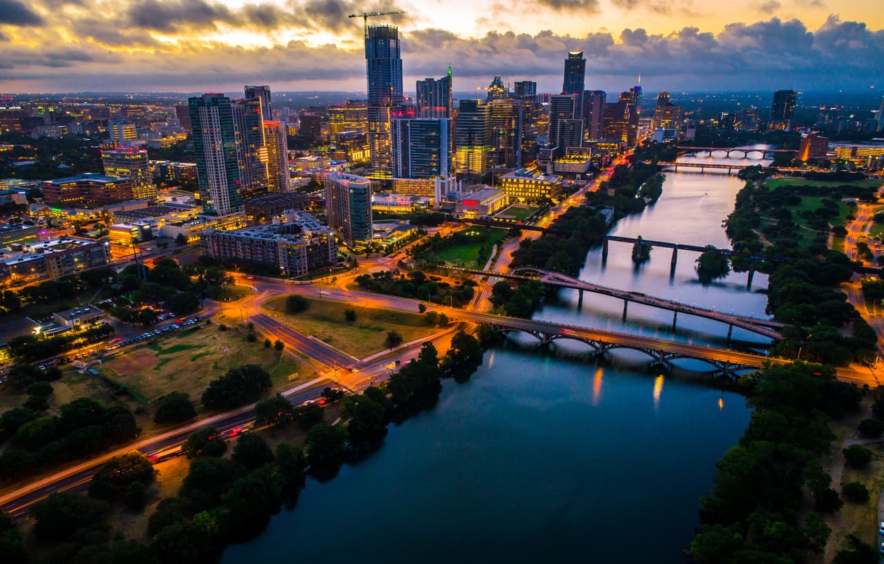 <b>Austin.</b> Esta ciudad texana es conocida también como 'Silicon Hills' debido a la cada vez más importante presencia de compañías de tecnología. Apple y el portal HomeAway son algunas de las que cuentan con oficinas aquí, además de que las casas cuestan en promedio $400,000, menos de la mitad de la media en Silicon Valley.