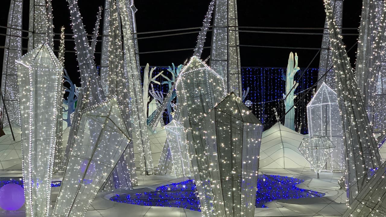 Algunas de las obras hechas con luces tienen 60 pies de altura.