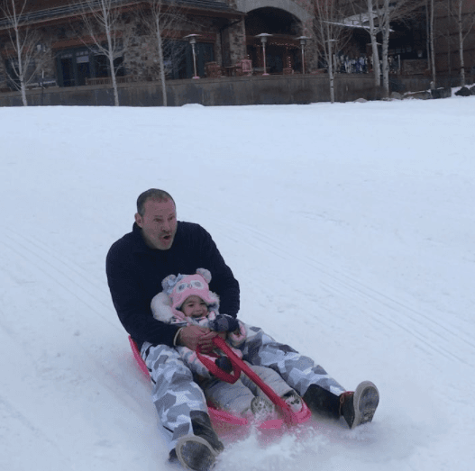 Michelle estaba feliz de la vida, jugando en la nieve con sus papá.