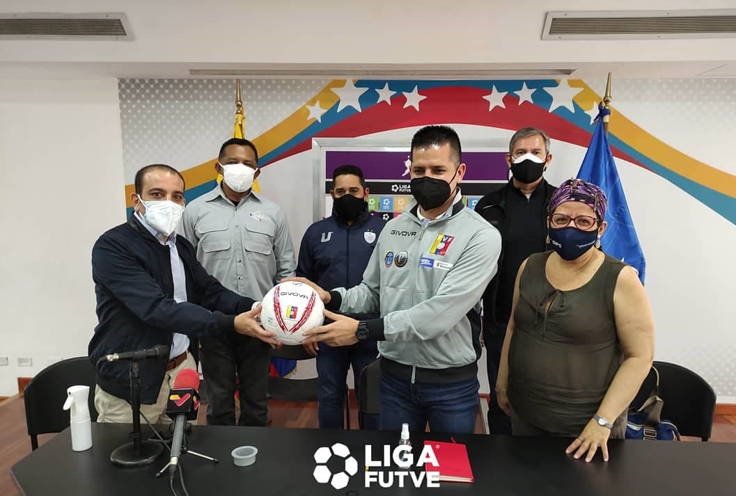 Arranca el futbol de Venezuela en medio de repunte de covid-19