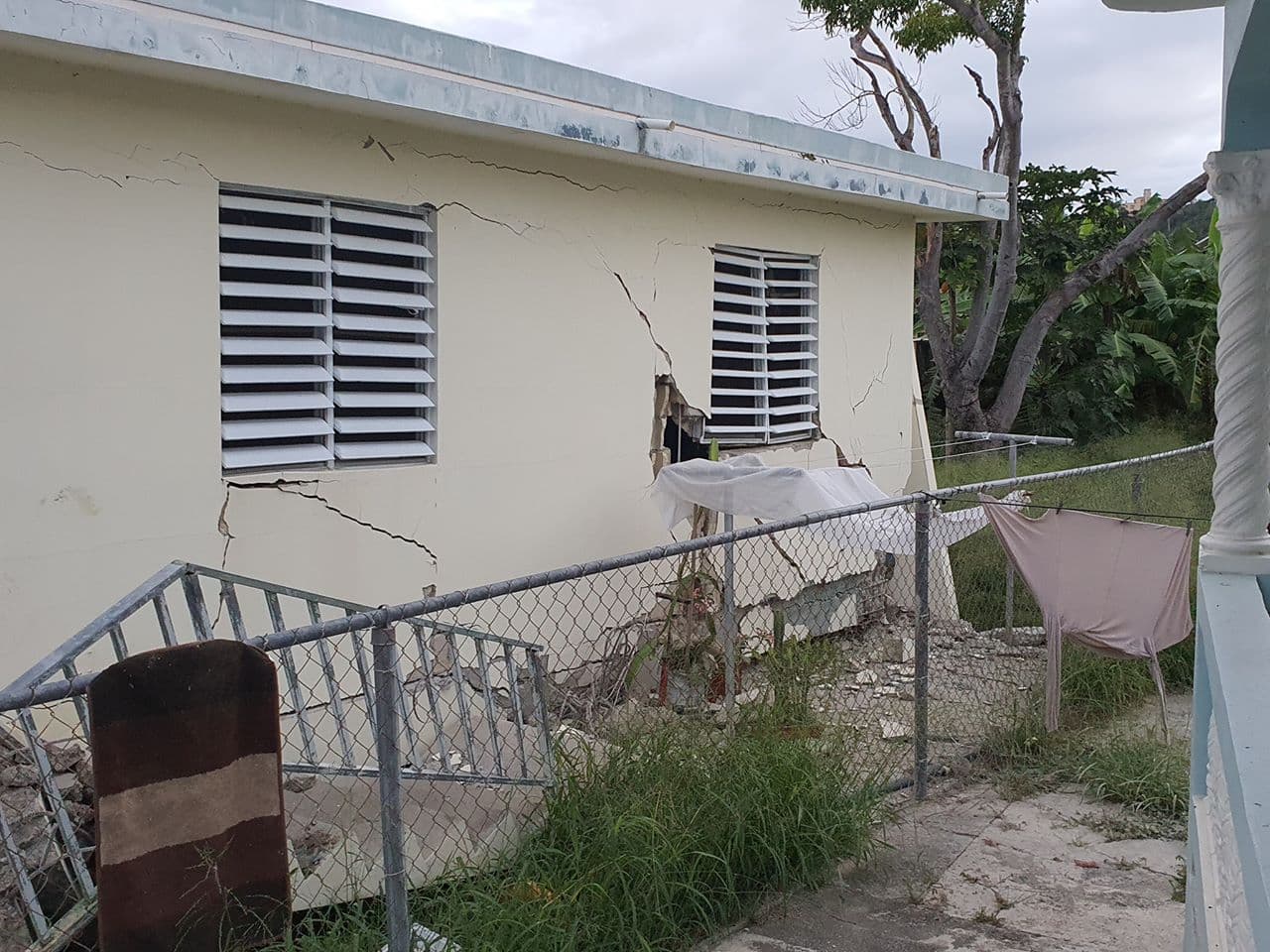 Una casa muestra grietas luego del terremoto