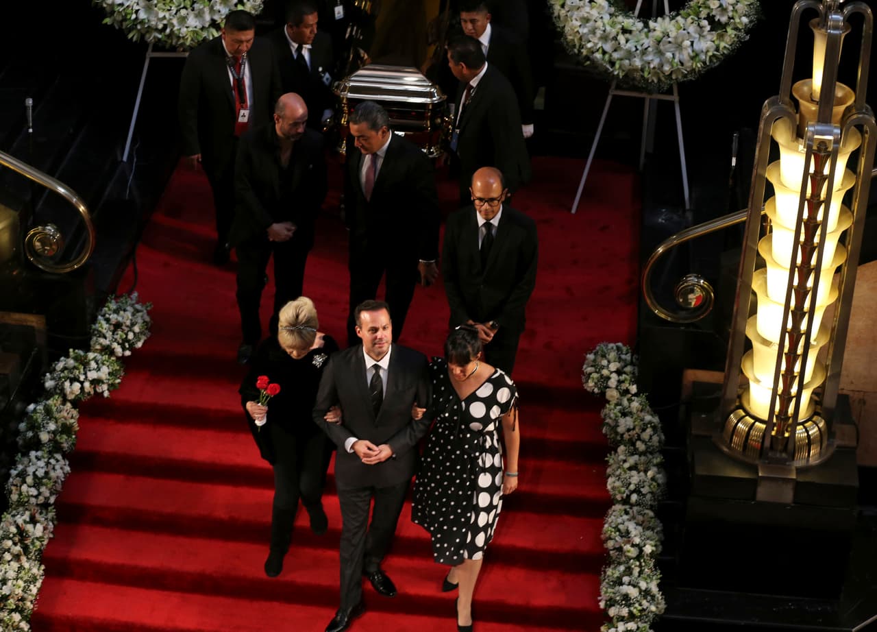 A pesar de lo ocurrido, la conferencista de superación personal, como
<b><a href="https://www.instagram.com/anel_norenamx/" target="_blank">se describe en su perfil de Instagram</a></b>, dijo estar satisfecha porque lo que ocurrió con José José
<b>"fue justicia divina"</b>. Anel Noreña recalcó que ella y sus hijos "somos su familia primaria y su familia fue la plataforma para su carrera.
<b>Con su familia hizo 28 discos </b>en los cuales, en cada uno de esos discos, había el semblante de
<b>cómo estaba nuestro matrimonio cada año</b> y eso fue maravilloso".