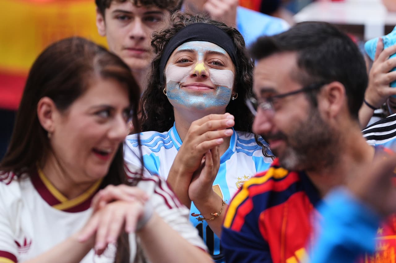 Una aficionada argentina con la bandera pintada en su casa.