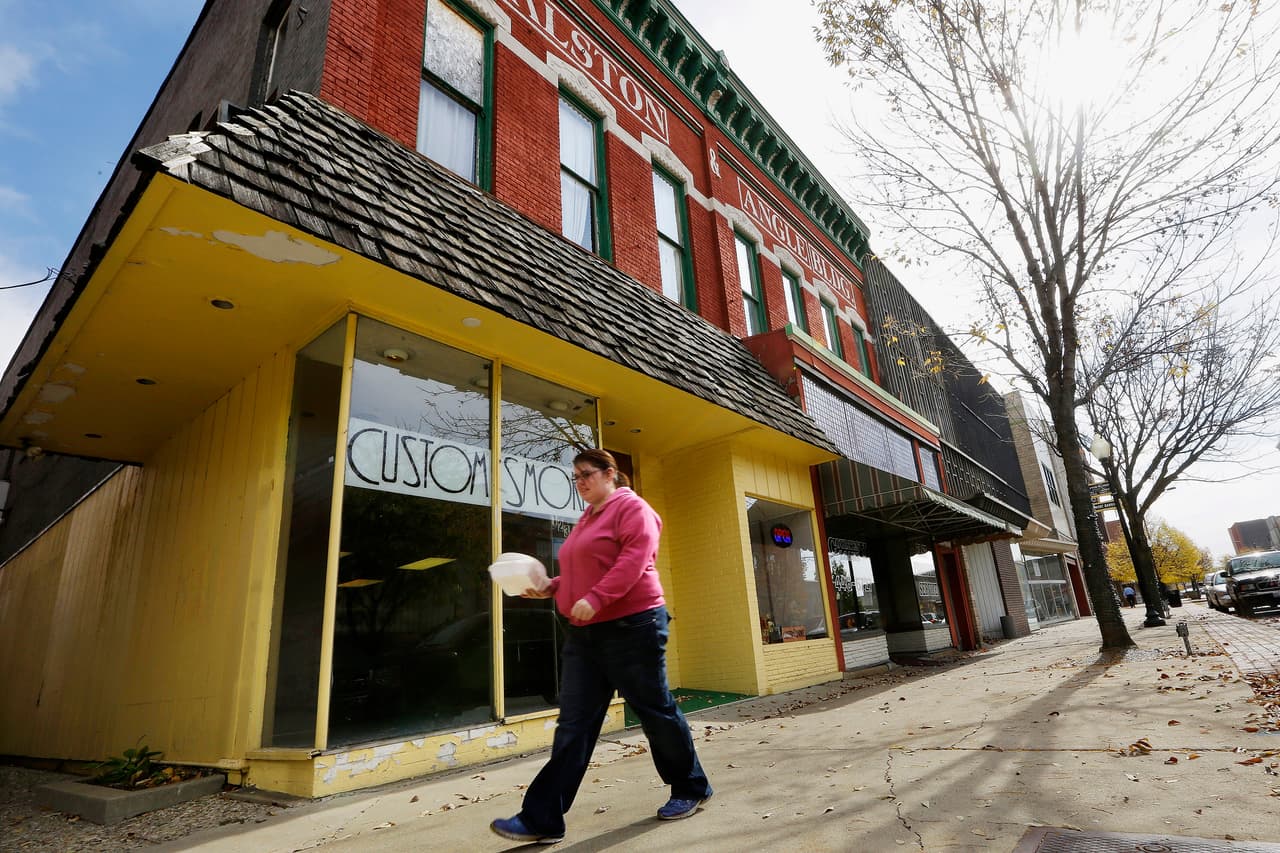 En el puesto 21 se encuentra Danville, Illinois.
<br>
<br>• Empleo: 2014-2019: -2.8% (32,618 a 31,720).
<br>
<br>• Empleo estatal: 2014-2019: + 3.2% (6,118,478 a 6,312,161).
<br>
<br>• Desempleo de junio: 4.7%.
<br>
<br>• Industria con la mayor disminución del empleo: prestación de servicios.
<br>
<br>• Ingreso promedio de un hogar: $ 42,345.