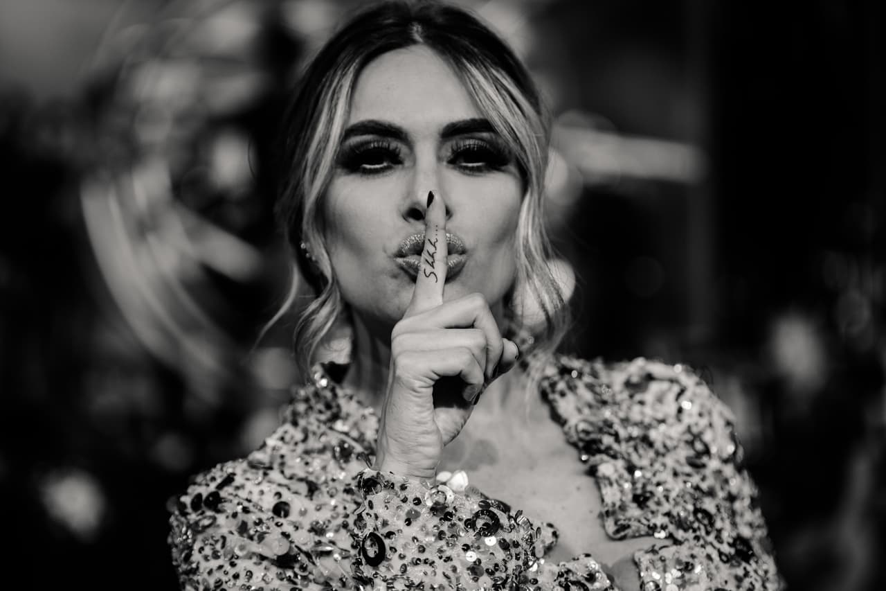 Pero estos no son los únicos tatuajes que tiene la conductora.