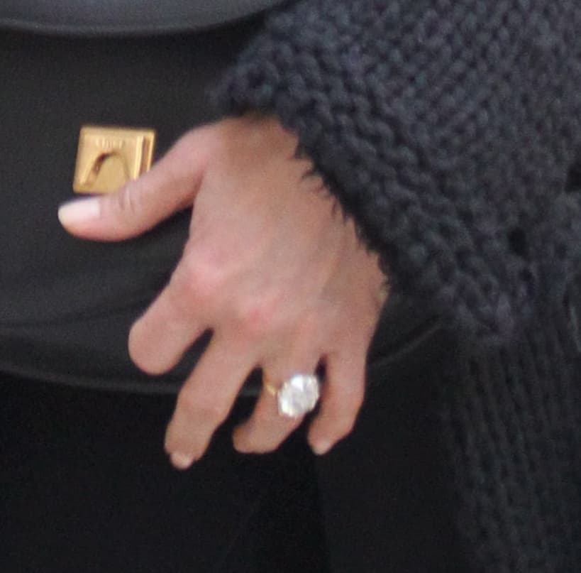 Aquí un vistazo a su "anillito" de compromiso.