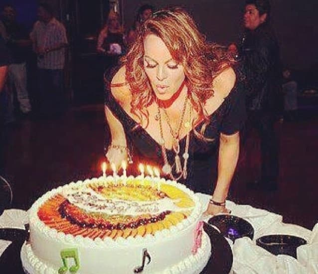 La pícara intérprete de 'Se las voy a dar a otro', le respondió a su hermana : "'Yo le doy mi dona a quien yo quiera', esas fueron
<b>las últimas palabras, bellas,</b> típico de Jenni, de su humor", destacó
<b><a href="https://www.univision.com/shows/mira-quien-baila/rosie-rivera-se-justifica-senti-que-habia-favoritismo-y-por-eso-no-baile-bien-video">Rosie Rivera</a></b>