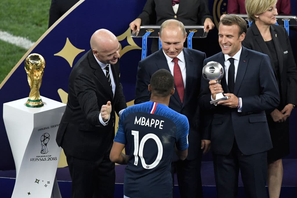El Presidente de Francia, Emmanuel Macron, entrega el premio al Mejor Jugador Joven del Mundial a su compatriota Kylian Mbappé.