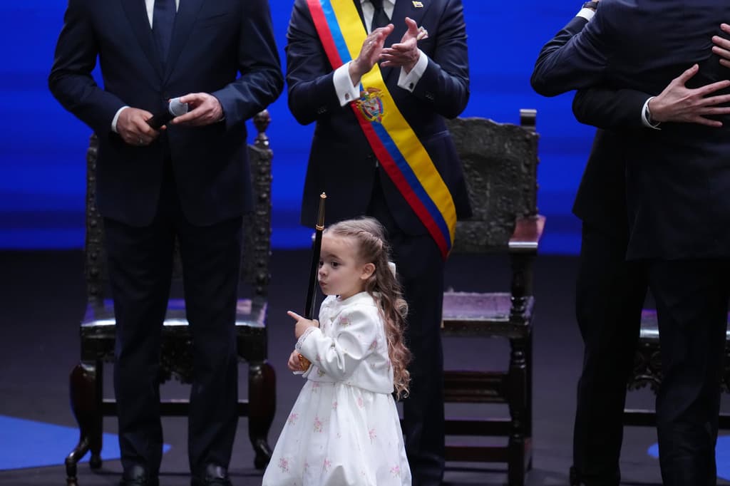 Francesca, hija del presidente de Colombia Abelardo de la Espriella, recibe el bastón de mando tras la toma de posesión de su padre en Cali.