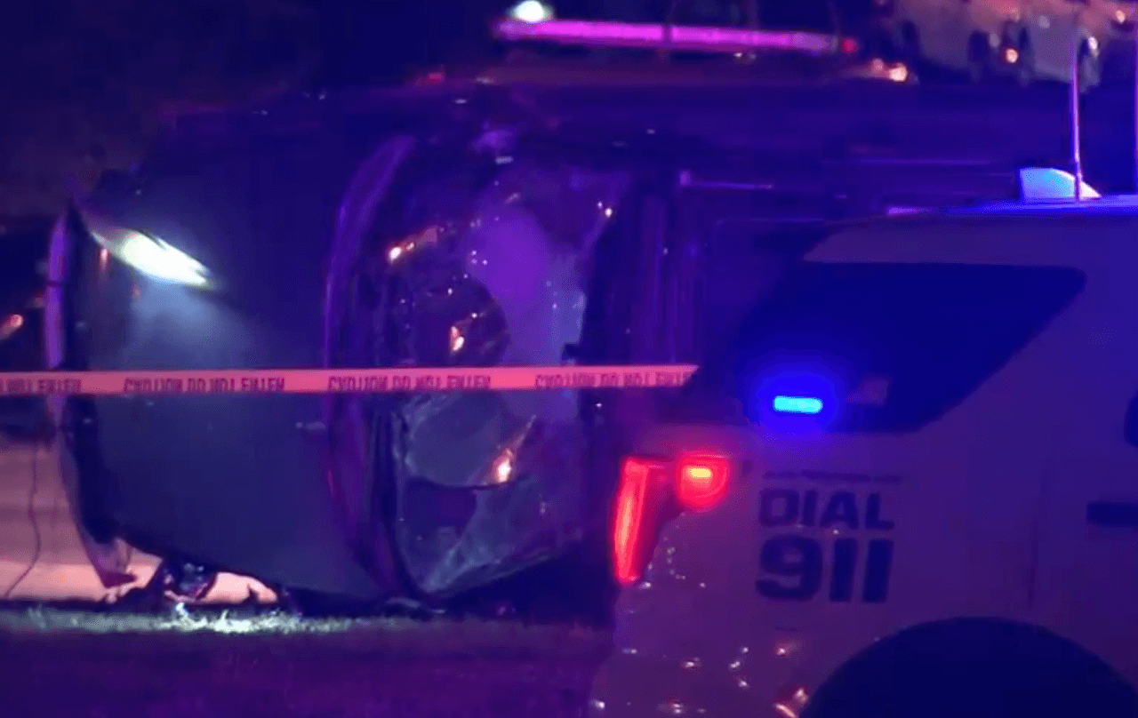 El conductor salió del vehículo y luego sacó a la pasajera por el techo corredizo, informó nuestro socio editorial,
<b>6abc</b>.
<b>Espinoza</b> fue declarada muerta en la escena con un traumatismo en la cabeza, dice la policía.