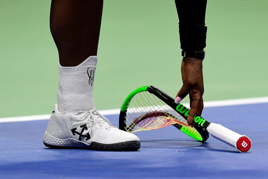 Así quedó la raqueta de Serena Williams cuando desahogó su frustración por el partido y su desarrollo.