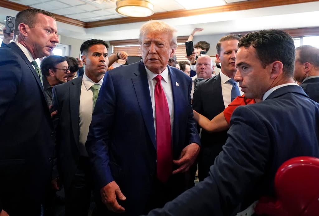 Según una empleada que habló con
<i>Univisión 23 Miami</i>, Trump comió croquetas y café. "Fue poco el tiempo y solo pudo comer su café y croquetas. Eso fue una cosa rápida, a las 3:00 pm nos dijeron: Trump llegó. Me gustó ver a mi expresidente aquí, fue una emoción muy grande", dijo una de las empleadas del lugar.