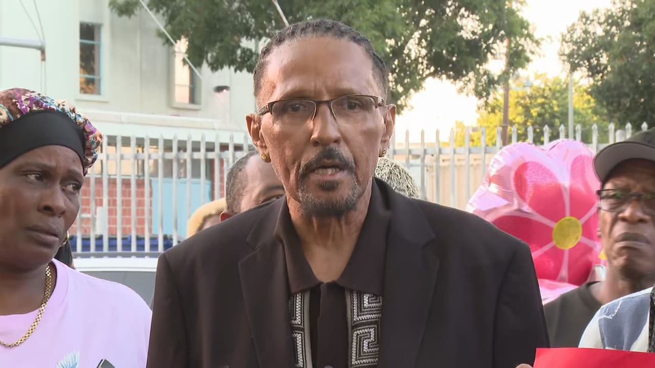 Herman, abuelo de crianza de Luna, recordó a la bebé durante la vigilia y habló del profundo dolor que deja su muerte. Laura, abuela de crianza de Luna, habló del vacío que la muerte de la bebé dejó en su hogar.